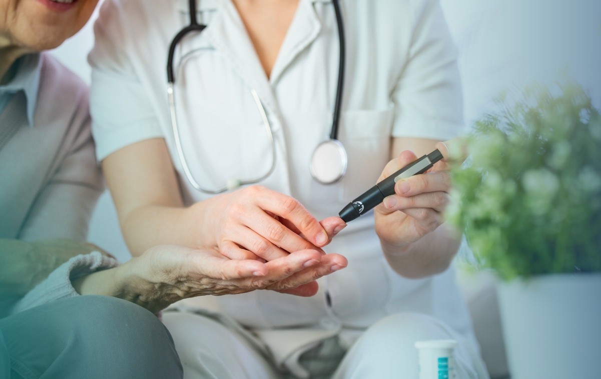 Imagem de um médico medindo a glicemia de um paciente diabético