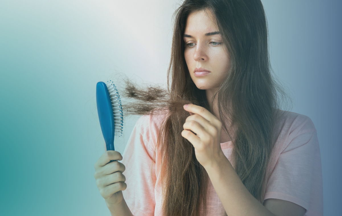 uma pessoa preocupada se a alimentação pode ter causado queda de cabelo