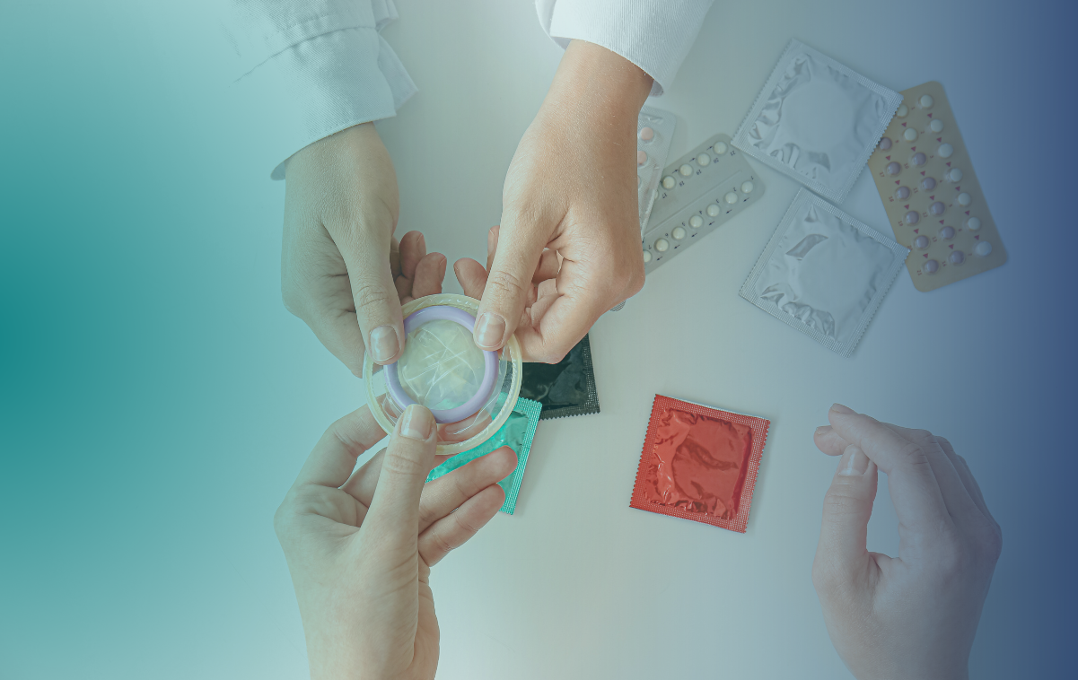 imagem de uma mulher conhecendo métodos contraceptivos em conversa com a sua médica