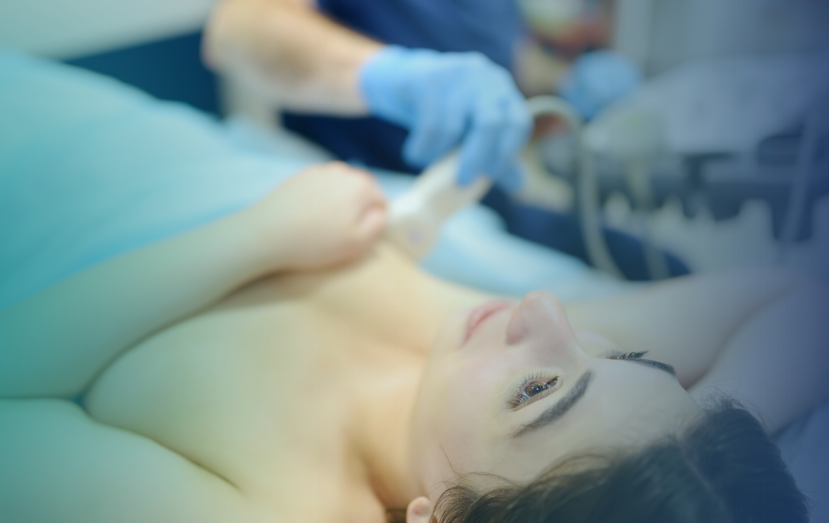 Imagem de uma pessoa realizando um exame preventivo em um consultório médico, representando a importância da prevenção para a saúde