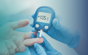 exame de diabetes sendo feito em paciente em um tratamento integral